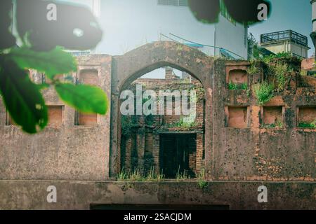 Il forte di Lalbagh, uno storico forte mughal del XVII secolo situato a Dacca, Bangladesh, che mostra la sua splendida architettura e il ricco patrimonio culturale Foto Stock