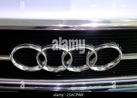 Museo dell'automobile Audi. Logo Audi sulla griglia del radiatore di un'auto. Collezione storica di vetture Audi. Ingolstadt. Germania. Foto Stock