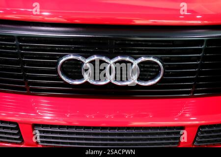 Museo dell'automobile Audi. Logo Audi sulla griglia del radiatore di un'auto. Collezione storica di vetture Audi. Ingolstadt. Germania. Foto Stock