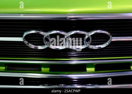 Museo dell'automobile Audi. Logo Audi sulla griglia del radiatore di un'auto. Collezione storica di vetture Audi. Ingolstadt. Germania. Foto Stock