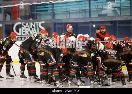 Giocatori sul ghiaccio prima della partita di hockey su ghiaccio. Team HC Mont-Blanc. Saint Gervais. Francia. Foto Stock