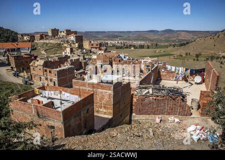 Edifici sulle colline alla periferia di Azrou, Marocco. Foto Stock