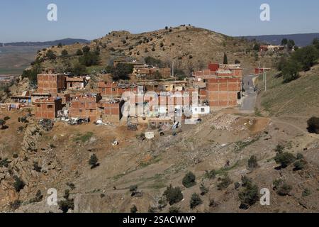 Edifici sulle colline alla periferia di Azrou, Marocco. Foto Stock