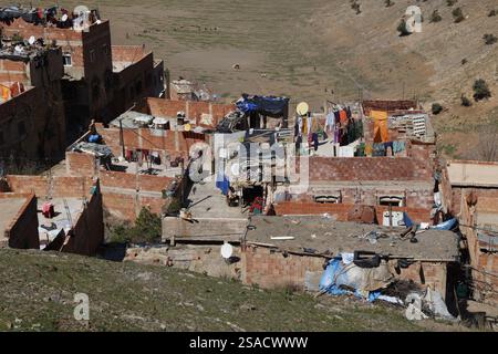 Edifici sulle colline alla periferia di Azrou, Marocco. Foto Stock