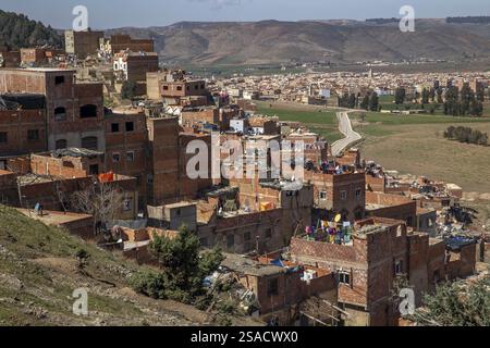 Edifici sulle colline alla periferia di Azrou, Marocco. Foto Stock