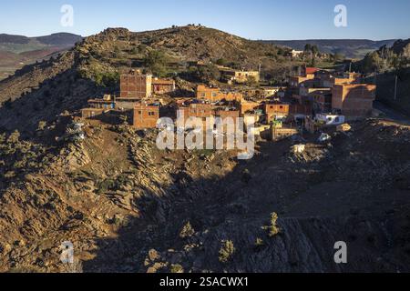 Edifici sulle colline alla periferia di Azrou, Marocco. Foto Stock