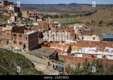 Edifici sulle colline alla periferia di Azrou, Marocco. Foto Stock
