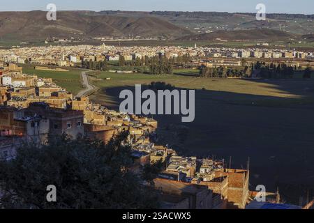 Edifici sulle colline alla periferia di Azrou, Marocco. Foto Stock