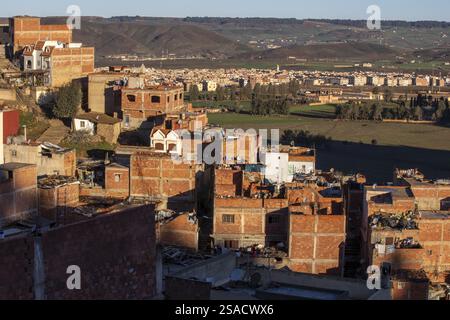 Edifici sulle colline alla periferia di Azrou, Marocco. Foto Stock