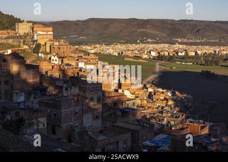 Edifici sulle colline alla periferia di Azrou, Marocco. Foto Stock