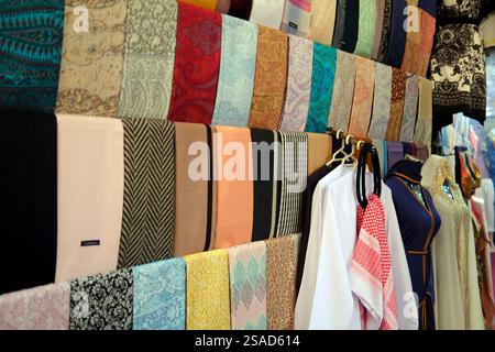 Kufiya - tradizionale copricapo arabo maschile in un negozio di abbigliamento orientale. Materiale in tessuto di diversi colori in vendita. Dubai, Emirati Arabi Uniti, Emirati Arabi Uniti Foto Stock