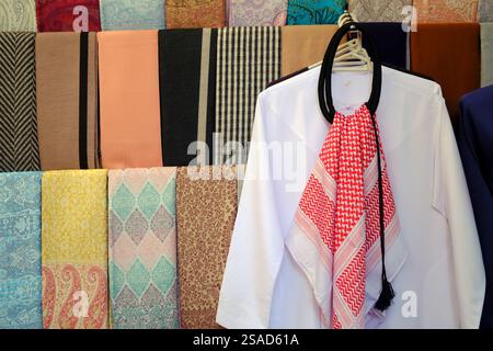 Kufiya - tradizionale copricapo arabo maschile in un negozio di abbigliamento orientale. Materiale in tessuto di diversi colori in vendita. Dubai, Emirati Arabi Uniti, Emirati Arabi Uniti Foto Stock