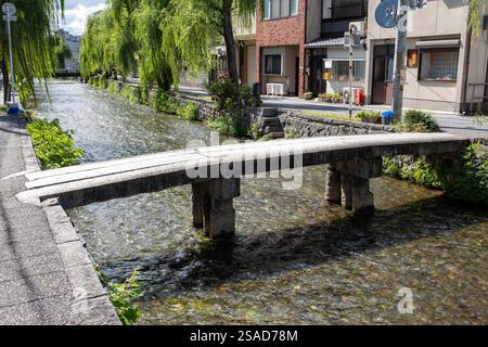 Fiume Shirakawa nel centro di Kyoto in Giappone Foto Stock