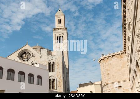 Il campanile della Cattedrale metropolitana-Basilica di San Sabino nel centro storico di Bari, Puglia, Italia Foto Stock