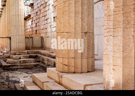 Peloponneso, Grece. Dettaglio delle colonne scanalate doriche al Tempio di Apollo Epicurio a Bassae di Filigalea. Patrimonio mondiale dell'UNESCO. Destinazioni di viaggio. Foto Stock