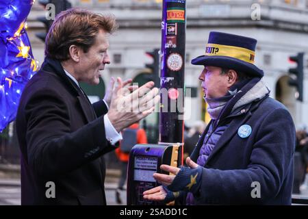 Londra, Regno Unito. 29 gennaio 2025. Richard Tice, membro del Parlamento per Boston e Skegness e vice leader della riforma del Regno Unito, e Brexiteer, si ferma a chiacchierare con Steve Bray, attivista, manifestante e noto "Stop Brexit Man" di Westminster e con il suo gruppo di attivisti pro-UE "SODEM" vicino al Parlamento. Crediti: Imageplotter/Alamy Live News Foto Stock
