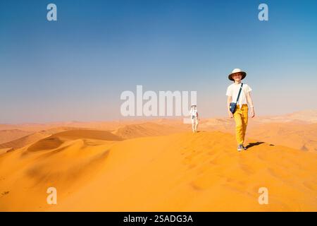 Famiglia di madre e figlia in cima alla famosa duna di sabbia rossa Big Daddy a Sossusvlei in Namibia Foto Stock