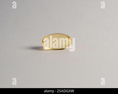 Capsula omega 3 con supplemento di olio di pesce isolata su sfondo bianco - immagine Foto Stock