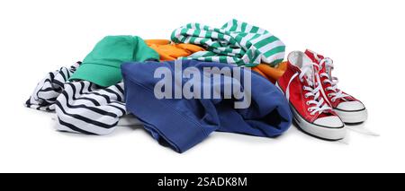 Mucchio di diversi indumenti usati isolati su bianco Foto Stock