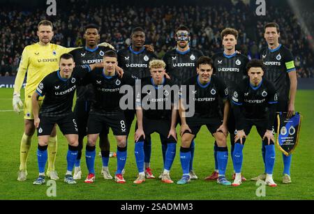 Giocatori del Club Brugge, seconda fila da sinistra, Simon Mignolet, Raphael Nwadike, Joel Ordonez, Brandon Mechele, Maxim De Cuyper, Hans Vanaken, prima fila da sinistra, Ferran Jutgla, Christos Tzolis, Joaquin Seys, Ardon Jashari e Chemsdine Talbi si schierano prima della UEFA Champions League, partita di campionato all'Etihad Stadium di Manchester. Data foto: Mercoledì 29 gennaio 2025. Foto Stock