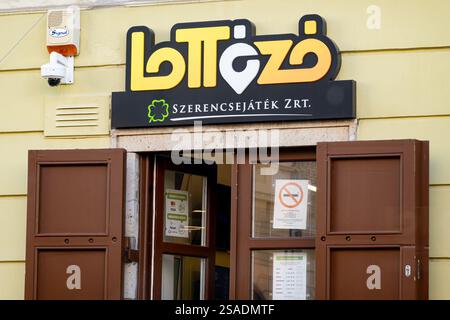 EGER, UNGHERIA - 28 OTTOBRE 2023: Segno della società Lottozo sopra l'edicola che vende giornali, tabacco e altri in Ungheria Foto Stock