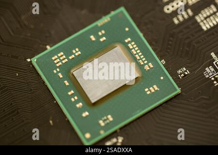 KIEV, UCRAINA - 29 GENNAIO 2025 dettaglio del core del processore di una scheda video AMD Radeon RX550. Unità di elaborazione grafica su un video di ultima generazione Foto Stock
