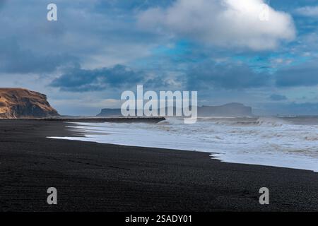 Vikurfjara Black Sand Beach vicino a Vik, sull'isola dell'Islanda, nell'Atlantico settentrionale Foto Stock