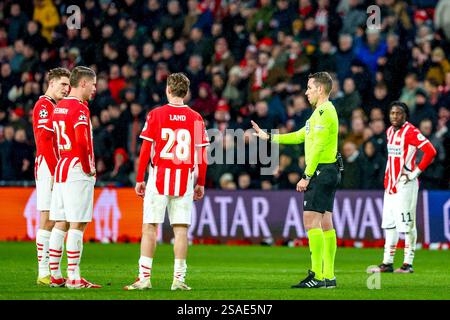 Eindhoven, Paesi Bassi. 29 gennaio 2025. EINDHOVEN, 29-01-2025, Philips Stadium, UEFA Champions League stagione 2024/25, partita tra PSV e Liverpool, in attesa del controllo VAR credito: Tiri pro/Alamy Live News Foto Stock