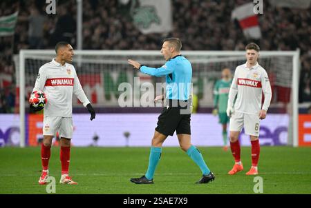 Schiedsrichter arbitro Davide massa (ITA) Gestik Geste im Gespraech Diskussion mit Enzo Millot VfB Stoccarda (08) Angelo Stiller VfB Stoccarda (06) VfB Stuttgart vs. Paris St. Germain, Fussball, UEFA Champions League, Spieltag 8, Saison 2024/2025, 29.01.2025 foto: Eibner-Pressefoto/Michael Weber Foto Stock