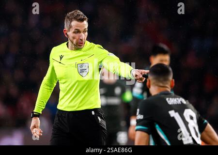 Eindhoven, Paesi Bassi. 29 gennaio 2025. EINDHOVEN, PAESI BASSI - GENNAIO 29: Gesti dell'arbitro Tobias Stieler durante la fase MD8 della UEFA Champions League 2024/25 tra il PSV Eindhoven e il Liverpool FC al PSV Stadion il 29 gennaio 2025 a Eindhoven, Paesi Bassi. (Foto di Broer van den Boom/Orange Pictures) credito: Orange Pics BV/Alamy Live News Foto Stock