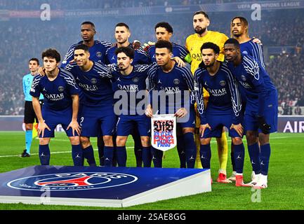 Stoccarda, Germania. 29 gennaio 2025. Calcio: Champions League, VfB Stuttgart - Paris Saint-Germain (PSG), turno preliminare, partita 8, MHPArena, giocatori PSG con Willian Pacho (indietro, l-r), Lucas Hernández, Marquinhos, portiere Gianluigi Donnarumma, Bradley Barcola e Joao Neves (front, l-r), Achraf Hakimi, Vitinha, Warren Zaire-Emery e Ousmane Dembele si sono schierati per la foto della squadra prima del match. Credito: Tom Weller/dpa/Alamy Live News Foto Stock