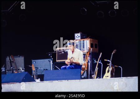 RY COODER, PYRAMID STAGE, GLASTONBURY 1990: Ry Cooder on the Pyramid Main Stage al Glastonbury Festival, Pilton Farm, Somerset, Inghilterra, giugno 1990. Nel 1990 il festival ha celebrato il suo ventesimo anniversario. Foto: ROB WATKINS. INFORMAZIONI: Ryland Peter Cooder (1947) è un musicista, cantautore, compositore di colonne sonore, produttore discografico e scrittore statunitense. È un polistrumentista, ma è meglio conosciuto per il suo lavoro di chitarra slide, il suo interesse per la musica tradizionale e le sue collaborazioni con musicisti tradizionali di molti paesi. Foto Stock