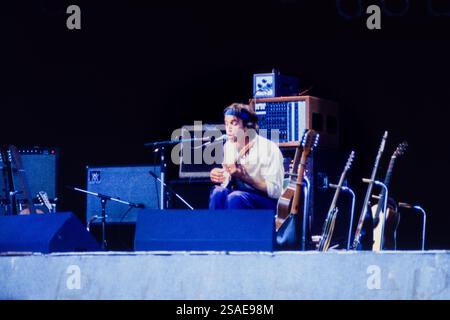 RY COODER, PYRAMID STAGE, GLASTONBURY 1990: Ry Cooder on the Pyramid Main Stage al Glastonbury Festival, Pilton Farm, Somerset, Inghilterra, giugno 1990. Nel 1990 il festival ha celebrato il suo ventesimo anniversario. Foto: ROB WATKINS. INFORMAZIONI: Ryland Peter Cooder (1947) è un musicista, cantautore, compositore di colonne sonore, produttore discografico e scrittore statunitense. È un polistrumentista, ma è meglio conosciuto per il suo lavoro di chitarra slide, il suo interesse per la musica tradizionale e le sue collaborazioni con musicisti tradizionali di molti paesi. Foto Stock