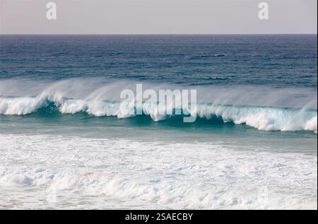 Onda soffiata dal vento, Piedra Playa, El Cotillo, Fuerteventura, Isole Canarie, Spagna, Europa, UE. Fatto nel novembre 2024 Foto Stock