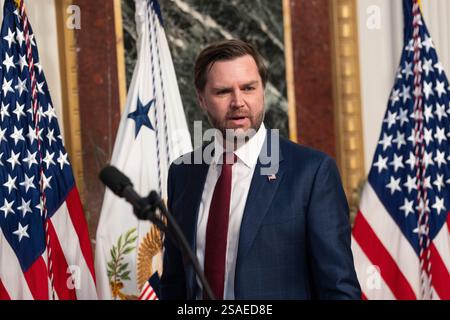 Washington, Stati Uniti d'America. 29 gennaio 2025. Il vicepresidente degli Stati Uniti JD Vance parte dopo aver prestato giuramento a Sean Duffy come Segretario dei trasporti degli Stati Uniti nella Indian Treaty Room dell'Eisenhower Executive Office Building a Washington, DC, 29 gennaio 2025. Credito: Chris Kleponis/Pool/Sipa USA credito: SIPA USA/Alamy Live News Foto Stock