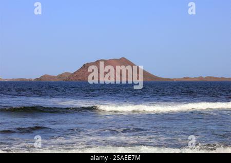 Isola di Lobos vista da Corralejo, Fuerteventura, Isole Canarie, Spagna, UE. Presa nel dicembre 2024 Foto Stock