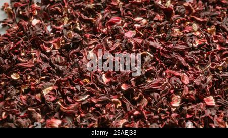 I petali di ibisco essiccati creano una consistenza vivace e ricca, rendendoli perfetti per il tè, l'artigianato e la decorazione. Foto Stock