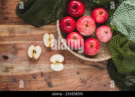 Mele rosse fresche su fondo di legno. Composizione con frutta, vassoio in legno Foto Stock