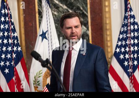 Washington, Vereinigte Staaten. 29 gennaio 2025. Il vicepresidente degli Stati Uniti JD Vance parte dopo aver prestato giuramento a Sean Duffy come Segretario dei trasporti degli Stati Uniti nella Indian Treaty Room dell'Eisenhower Executive Office Building a Washington, DC, 29 gennaio 2025. Crediti: Chris Kleponis/CNP/dpa/Alamy Live News Foto Stock