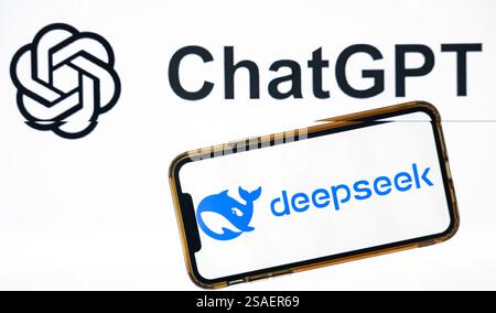 India. 30 gennaio 2025. In questa immagine, il logo Deepseek viene visualizzato sullo schermo di un telefono cellulare con un logo ChatGPT sullo sfondo. (Credit Image: © Idrees Abbas/SOPA Images via ZUMA Press Wire) SOLO PER USO EDITORIALE! Non per USO commerciale! Foto Stock