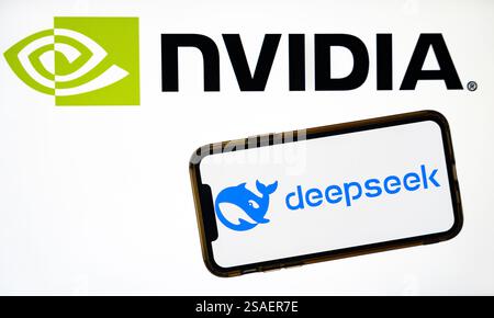 India. 30 gennaio 2025. In questa immagine, il logo Deepseek viene visualizzato sullo schermo di un telefono cellulare con il logo Nvidia sullo sfondo. (Foto di Idrees Abbas/SOPA Images/Sipa USA) *** esclusivamente per notizie editoriali **** credito: SIPA USA/Alamy Live News Foto Stock