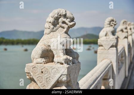 Draghi sul Ponte del diciassettesimo arco (Shiqikong Qiao) nel Palazzo d'Estate, complesso di laghi, giardini, padiglioni e palazzi a Pechino, Cina, il 20 aprile Foto Stock