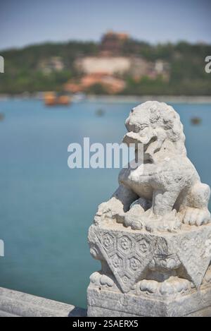 Draghi sul Ponte del diciassettesimo arco (Shiqikong Qiao) nel Palazzo d'Estate, complesso di laghi, giardini, padiglioni e palazzi a Pechino, Cina, il 20 aprile Foto Stock