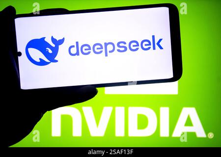 India. 29 gennaio 2025. In questa illustrazione fotografica, un logo Deepseek viene visualizzato su uno smartphone con un logo NVIDIA sullo sfondo. (Immagine di credito: © Avishek Das/SOPA Images via ZUMA Press Wire) SOLO PER USO EDITORIALE! Non per USO commerciale! Foto Stock
