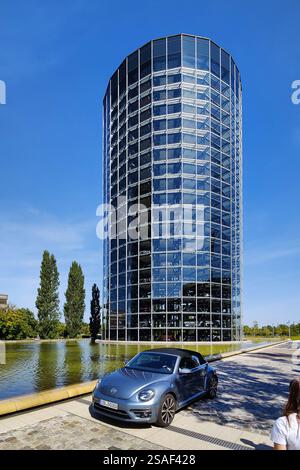 Silo di auto in vetro con auto nuove nell'Autostadt, Germania, bassa Sassonia, Wolfsburg Foto Stock