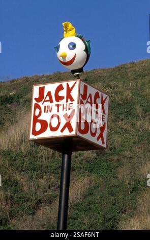 Design originale del cartello Jack in the Box vicino alle montagne sulla PCH a Malibu, California, Stati Uniti Foto Stock