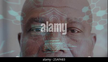 Immagine di formula chimica con icona a forma di lucchetto ed elaborazione dei dati sull'uomo afroamericano Foto Stock