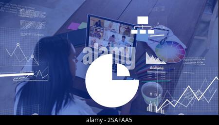 Immagine dell'elaborazione dei dati e dei diagrammi su diverse insegnanti e studenti che hanno videochiamata Foto Stock