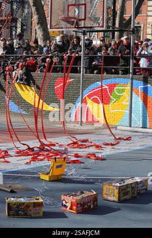 New York, Stati Uniti. 30 gennaio 2025. NEW YORK, NEW YORK - GENNAIO 29: Un drago colorato sfilata tra la folla mentre la gente celebra l'"anno del serpente" durante la 27a cerimonia di raduno di Capodanno al Sara D. Roosevelt Park nella Chinatown di Manhattan. L'evento, parte delle celebrazioni del capodanno lunare cinese, ha caratterizzato spettacoli tradizionali, violinisti e festeggiamenti culturali. (Foto: Giada Papini Rampelotto/EuropaNewswire/Sipa USA). Crediti: SIPA USA/Alamy Live News Foto Stock