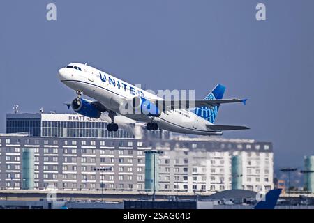Aeroporto internazionale di Los Angeles Aeroporto 1-18-2025 Inglewood, CA USA United Airlines Airbus A320 N487UA partenza da 25R all'aeroporto internazionale di Los Angeles Foto Stock